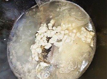 step7: <span class="group_2">魚湯底</span> 豆腐切粒，加入湯內