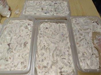 step12: 糕盆掃上薄薄一層油，倒入蘿蔔