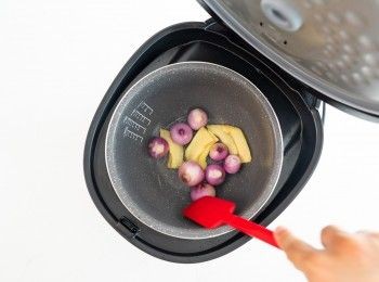 step5: 爆香乾蔥及薑片