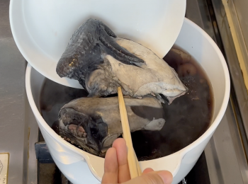 step4: 水煲滾後，轉小火煲1小時，1小時後加烏雞，再煲1小時即可，湯煲好前10分鐘，加杞子，關火後加鹽