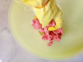 step6: 蒸熟後..即時取出..帶上隔熱手套搓勻...