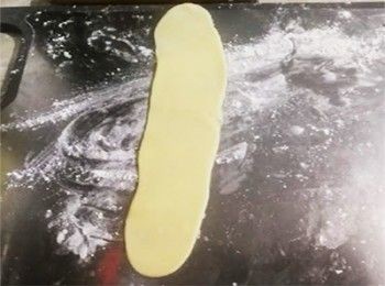 step19: [小包酥皮做法] 摺口向下，桿至長型