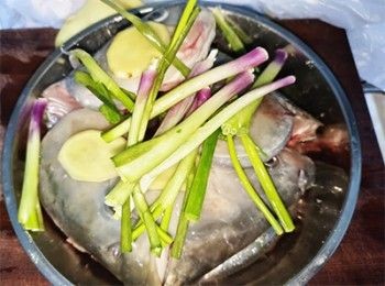 step2: <span class="group_1">拆魚雲</span> 面上鋪上薑蔥