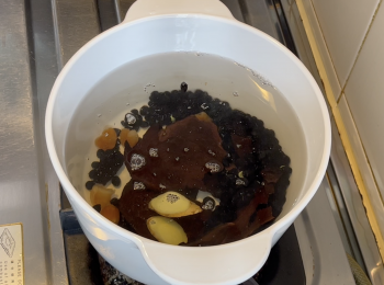 step3: 除了烏雞和杞子，將其他材料放入湯煲，加水，大火煲滾