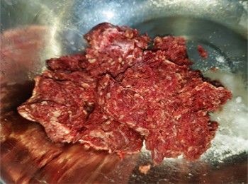 step1: <span class="group_1">腌牛肉</span> <span class="group_1">腌牛肉</span>材料混合