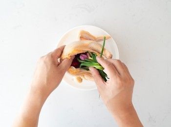 step2: 將蔥塞入雞腔內
