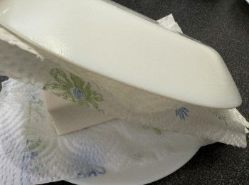 step1: 絹豆腐底面鋪上廚紙，面再蓋上另一隻碟，碟壓大約5分鐘，壓出更多豆腐水份