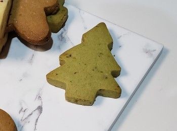 step1: 牛油打鬆加入糖霿拌勻
加入蛋黃拌勻