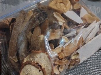 step1: 先將所有打唞分別浸軟備用
-沙蟲剪去頭尾后劏開個身成清洗走D沙
-牛乾菌浸出來的水可要
-浸軟陳皮水可要刮囊