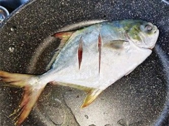 step1: 鯧魚洗靜抹乾，兩面身上界兩刀，內外抹少許鹽