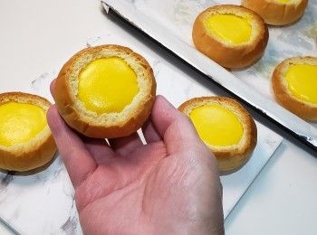 step1: 麵團：
材料全部混合（牛油除外）
靜置30分鐘
麵團成團後
加入牛油
待第一次發酵（約1小時）