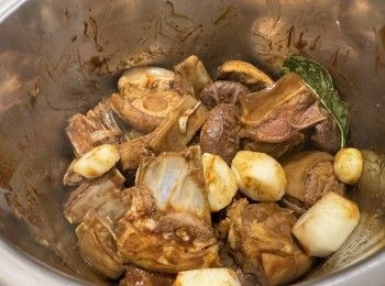 step1: 羊腩用薑水汆水，隔水盛起，用水沖洗乾淨，印乾水份加入醃料醃半小時，用白鑊煎一煎羊腩表面，讓羊腩排出羊肉水份即可，夾起備用，煎一煎可減低羊肉羶味