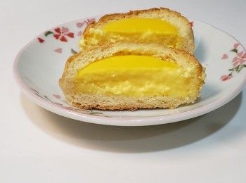 step4: 布甸餡：
全部材料依次加入混合
倒入鍋煮至糊狀，關火
最後加入餘下的淡忌廉拌勻
過篩，倒入麵包中
入爐 170度焗15分鐘