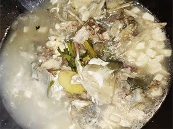 step8: <span class="group_2">魚湯底</span> 加入魚骨，水滾轉中火煲45分鐘
