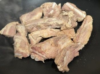 step1: 豬軟骨先解凍，一盆水中加入一湯匙鹽拌勻，豬軟骨浸泡約半小時，沖洗乾淨備用。 凍水加入薑片和豬軟骨，加熱到豬軟骨排出雜質，沖洗乾淨，用廚紙印乾水份，加入醃料醃半小時以上。片糖切碎備用。蒜頭、乾蔥和薑片拍扁切碎備用。糖醋醬汁材料混合拌勻