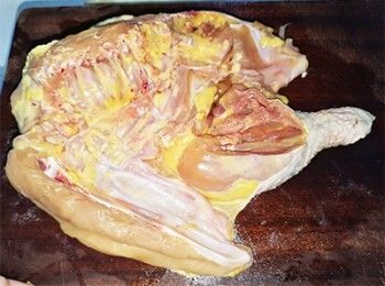 step1: 雞洗淨，加鹽搓勻，醃一晚