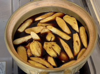 step2: 將甜醋倒入陶鍋，小火加熱至沸騰，加入黑糯米醋和兩種薑，小火煮30分鐘，關火放涼，靜置1天