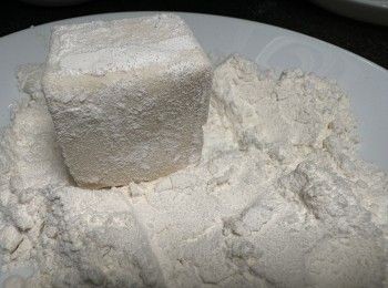 step2: 豆腐切件，豆腐面撲上麵包