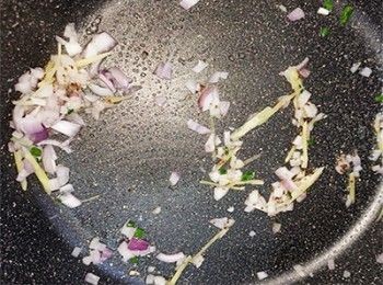 step3: 起油鑊爆香薑絲，乾蔥