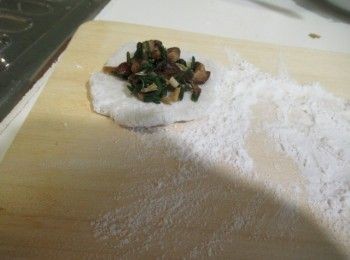 step4: 將步驟2糰分8顆,桿圓形放步驟2餡收口排在鋪不沾紙蒸籠.一共做8顆.用中火蒸10分鐘左右,做好水晶餃.盛碗.