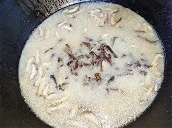 step15: <span class="group_3">魚羹</span> 魚湯煲滾，加入果皮絲、冬菇絲、木耳絲