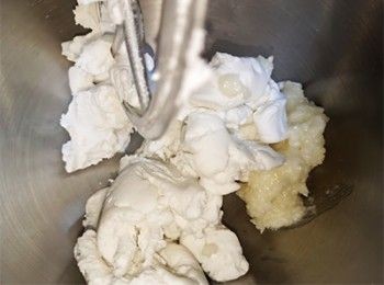 step5: [茶果皮] 攪打至柔軟，加入豬油打至柔軟