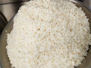 step2: 糯米清水浸泡20分鐘，隔水加入醃料拌勻