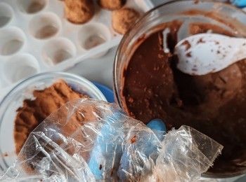 step4: 帶上食物手套用膠匙挖朱古力放係鮮紙上搓圓