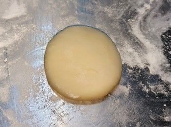 step13: [小包酥皮做法] 案板上輕壓一下