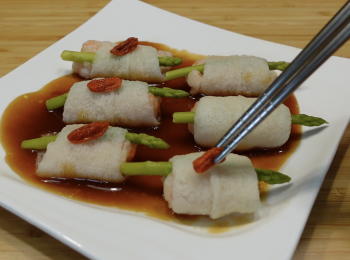 step4: 粟粉水加豉油煮成芡汁，將芡汁倒在碟上，放上竹笙卷，在每個竹笙卷上放杞子做裝飾