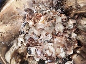 step4: <span class="group_1">拆魚雲</span> 拆肉備用，另外骨留用，蒸魚水備用