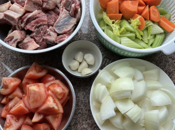 step1: 西芹、切掉頭，斜切小段，用水洗乾淨；甘筍用水洗淨，去皮，滾刀切塊；洋蔥去皮，切頭尾，切塊；蕃茄用水洗淨，摘掉蕃茄蒂，切塊；蒜頭先浸水會更易剝衣；急凍牛肋條先解凍，用水沖洗乾淨，用廚房紙巾抹乾，切塊