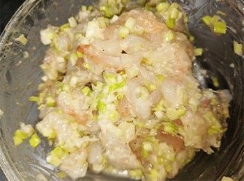 step3: 加入肉碎，冬菇、肥肉、唐芹碎，打至起膠