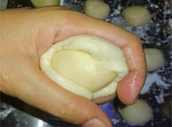 step12: [小包酥皮做法] 包入<span class="group_2">油心</span>