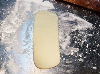 step16: [小包酥皮做法] 摺口向下，桿至長型