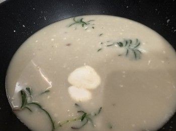 step4: 加入忌廉，取部分白汁，上碟淋在龍蝦肉，其他白汁同意粉同炒，最後意粉上碟，放上龍蝦，淋上白汁，灑上少少黑椒，豆苗裝飾（無可以唔用）完成。