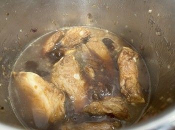 step3: 放入豬軟骨煎香表面，煎過嘅豬肉在炆肉過程肉質無咁容易鬆散，贊酒 。加入片糖，當片糖差不多溶化，加入已混合的糖醋醬汁，炒勻後加入熱水，水位差不多蓋過豬軟骨 ，不需要全蓋過豬軟骨