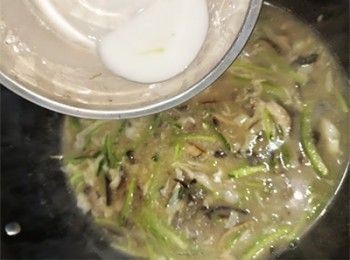 step19: <span class="group_3">魚羹</span> 生粉加水拌勻，慢慢推入魚湯內<span class="group_4">埋茨</span>