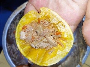 step5: 餡料放在燒賣皮中間