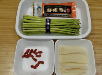 step1: 處理好的竹笙用水清洗乾淨，從側面剪開，蘆筍用水清洗乾淨，杞子用水清洗乾淨，蒸5分鐘