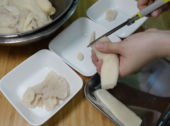 step4: 瀝水放涼，剪掉尾部，剪開竹笙的傘位（網狀），保留傘位和柄位
