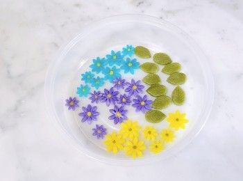 step10: 將粉類同糖撈勻..逐小加入水份..搓到開始結成小碎粒..過篩..蒸籠放上蒸籠布...均勻地洒上白砂糖...再倒入米粉...於粉中開幾個小洞...放於電鍋上...蓋上蓋..蒸 10 分鐘..如用明火..中大火蒸10分鐘..蒸熟後..即時取出..帶上隔熱手套搓勻...分開數份..加入不同天然色粉搓勻..弹簧壓花模..壓出花形..