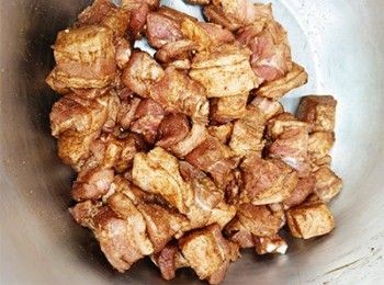 step3: 肥腩肉切粒，加入醃料拌勻，放入雪櫃醃一晚