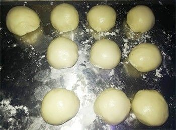 step10: [小包酥皮做法] <span class="group_1">水皮</span>分20份，每份約22g