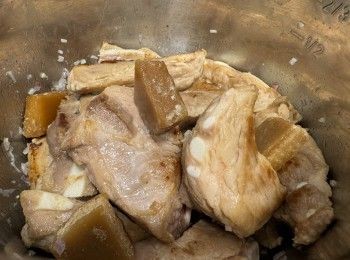 step2: 準備Instant Pot，功能設 「sauté 」中文代表「煎炒及收汁功能，時間設10分鐘，按cancel可隨時終止功能，加熱後加入油份，油熱爆香乾蔥和蒜頭