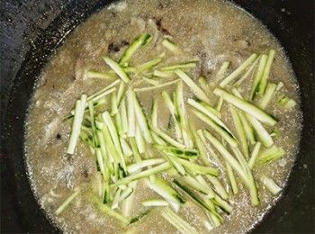 step17: <span class="group_3">魚羹</span> 加入絲瓜絲，煮滾