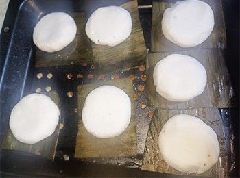 step16: 放在竹葉上，輕輕壓平