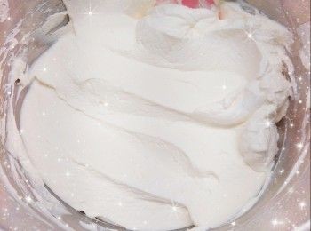 step6: 粉漿倒入蛋糕模具中（8成滿；蛋糕模需塗上油／預先將摺好的牛油紙放入模具），在桌面上敲幾下震出表面較大的氣泡，再用筷子／竹籤在粉漿中劃圈圈，使內部的大氣泡釋出 2. 預熱10分鐘（160°），放下層，先焗35-45分鐘，然後再焗2分鐘（230°；必需調高溫度至上色均勻，否則放涼後，蛋糕表面會濕黏；如蛋糕上色已足夠，可省略此步驟；用手指輕輕按壓蛋糕中央，具有彈性，即可）