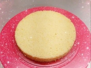 step11: 然後舖上另一片蛋糕片，塗上一層忌廉夾餡再放上士多啤梨粒，然後再塗一層忌廉夾餡