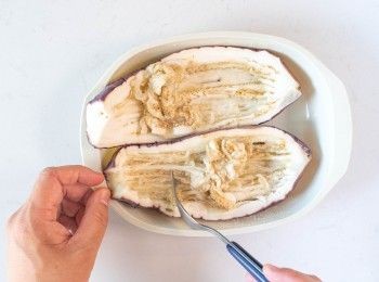 step7: 用叉挖用茄子肉